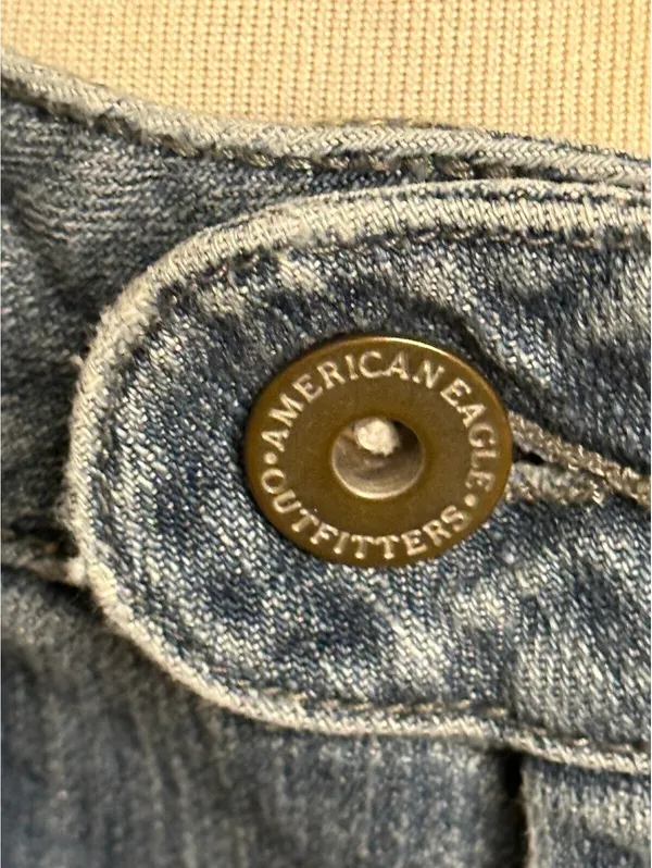 American Eagle light medium wash denim bermuda cuffed shorts Size 14 Reg Y2K - Image 3