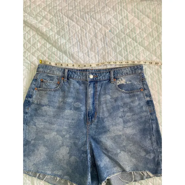 American eagle Women's High Waisted Denim Shorts Size 14 - Image 7