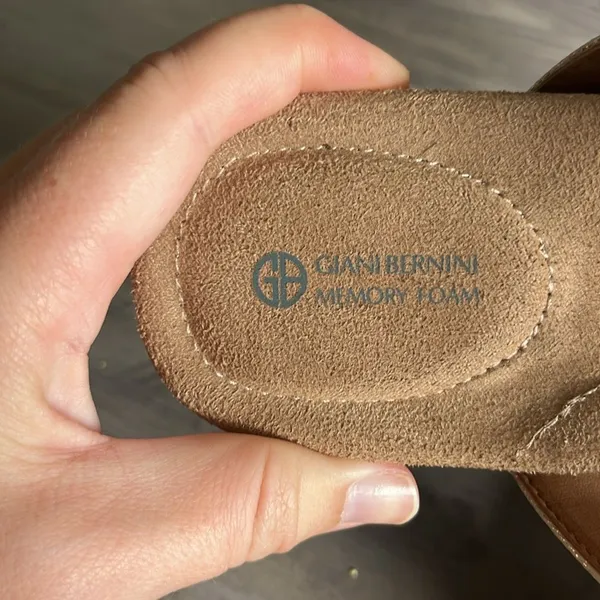 Giani Bernini Memory Foam Rilley Gold Detail Strap Sandal Size 9 - Image 5