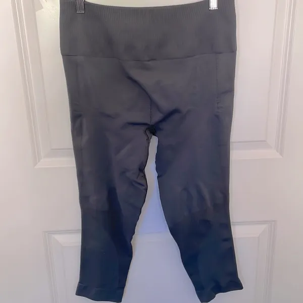 Lululemon Grey Crop Seamless Leggings 12 Activewear Workout - Image 2