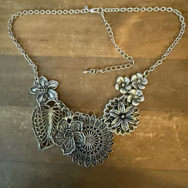 Premier Designs silver tone botanical floral statement necklace - Image 3