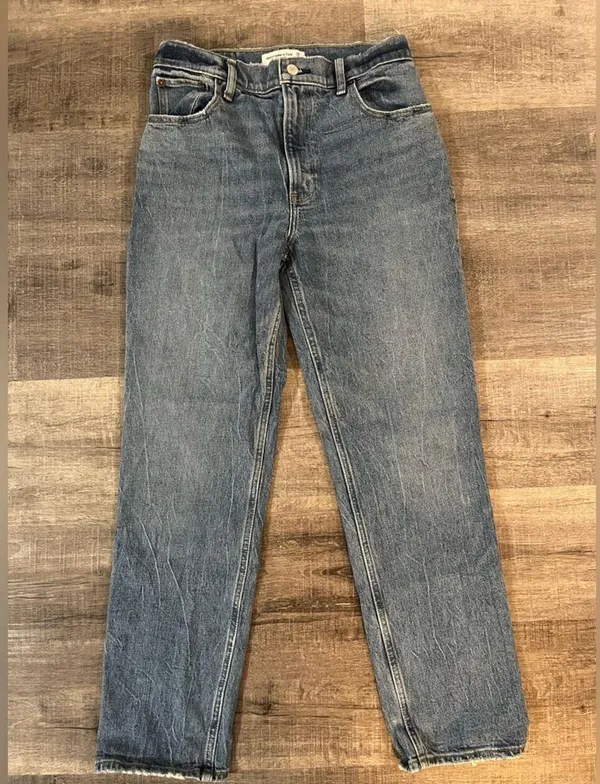 ABERCROMBIE & FITCH The 90’s Straight Ultra High Rise jeans in medium - Image 3