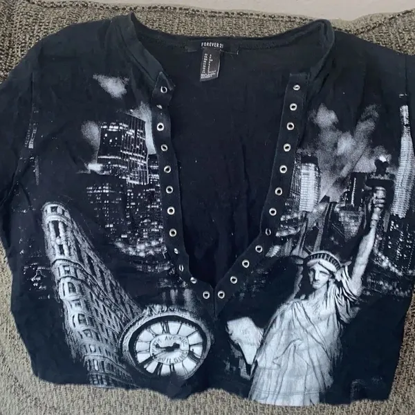 ✨ Forever 21 Lace Up New York City Crop Tee Shirt✨ - Image 4