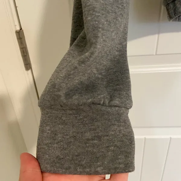 EUC Women’s gray elastic band waist‎ hooded cropped sweatshirt medium - Image 2