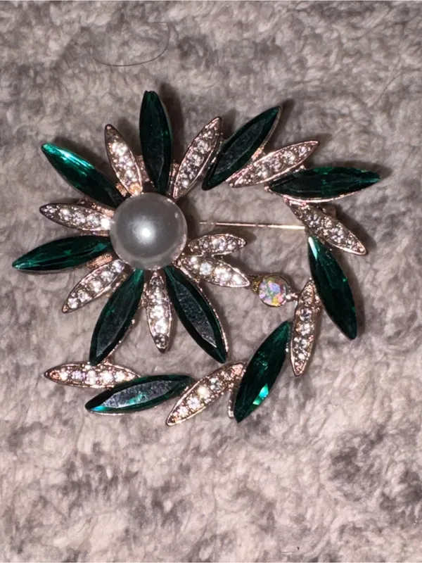 Vintage Emerald Green Rhinestone Faux Pearl Flower Wreath Brooch Gold Tone Pin - Image 3