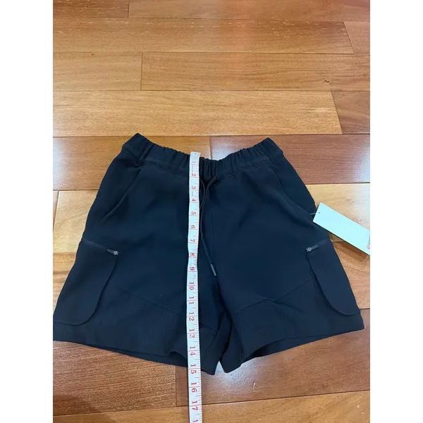 NWT Lululemon Relaxed HR Cargo Short Womens Black Travel Woven High Rise 4.5" 4 - Image 8