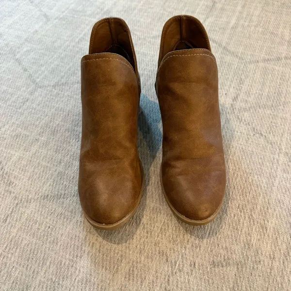 Universal Threads Brown Leather Ankle Boots 9 - Image 2