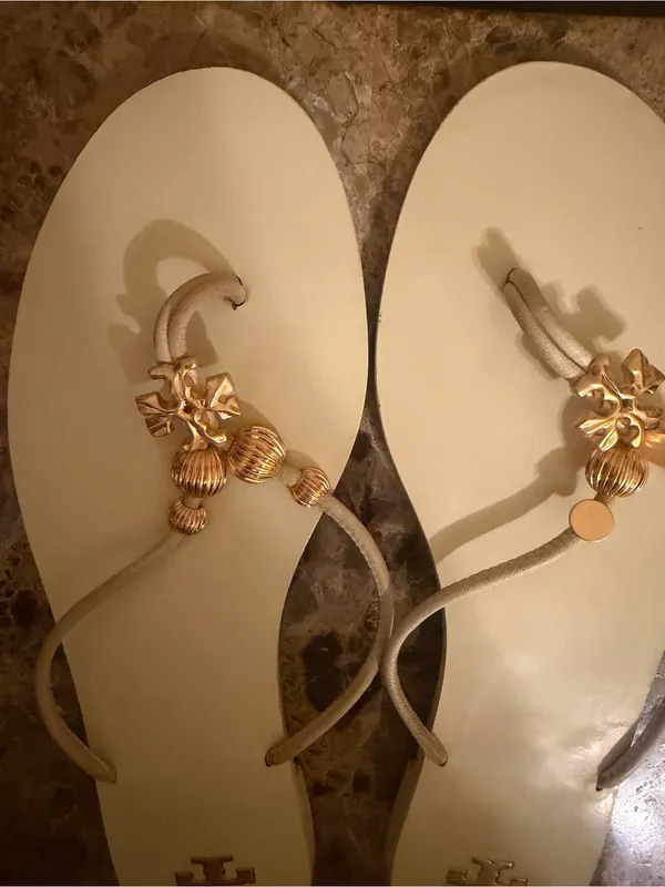 Tory Burch White Capri Thong Sandals with Gold Logo Accents - Image 6