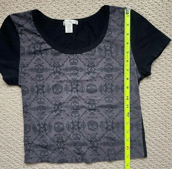 Grunge Skull and Crown Pattern Short Sleeve Knit Crop Top Large - Image 5