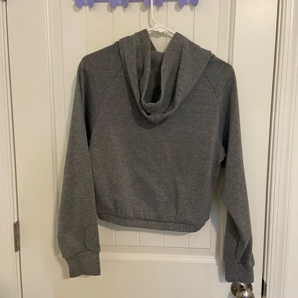 EUC Women’s gray elastic band waist‎ hooded cropped sweatshirt medium - Image 6