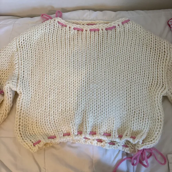 Beginning Boutique cute pink and white sweater with adjustable pink ties - Image 4