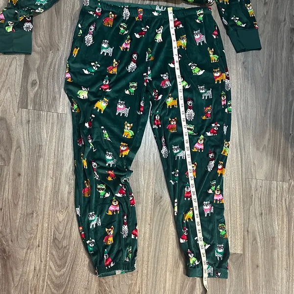 Festive Green Pajama Set for Women - Image 6