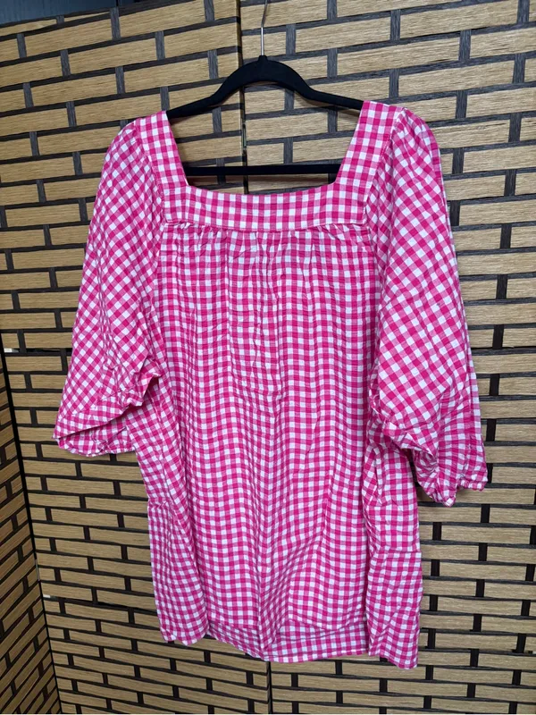 Woman within pink and white plaid top size 18/20 - Image 2