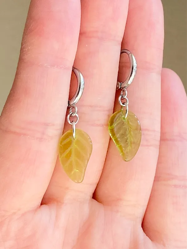 Handmade fairy forest vintage retro aesthetic style simple Czech glass leaf dangle earrings🍃💚 - Image 6