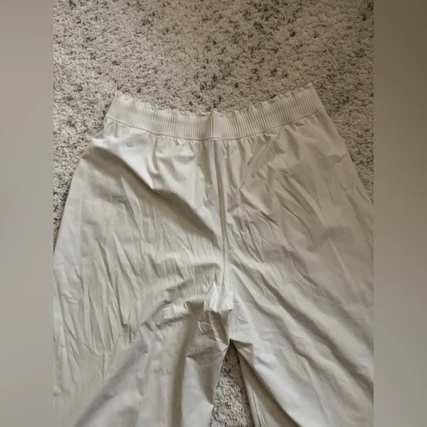 Lululemon Stretch Woven Ruffle-Waist Wide-Leg Crop Pants‎ Sz XL in Bone - Image 5