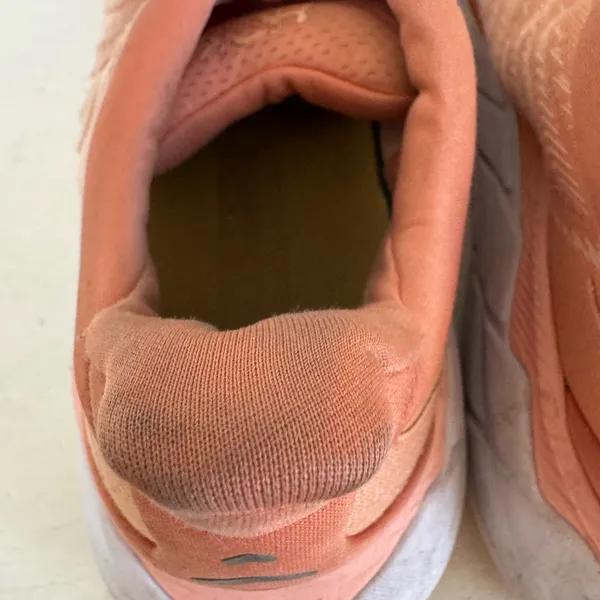 Hoka women’s coral pink Arahi 6 running shoes‎ size 9B - Image 9