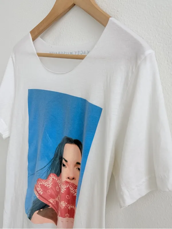 Kacey Musgraves off-the-shoulder white cotton t-shirt - Image 5