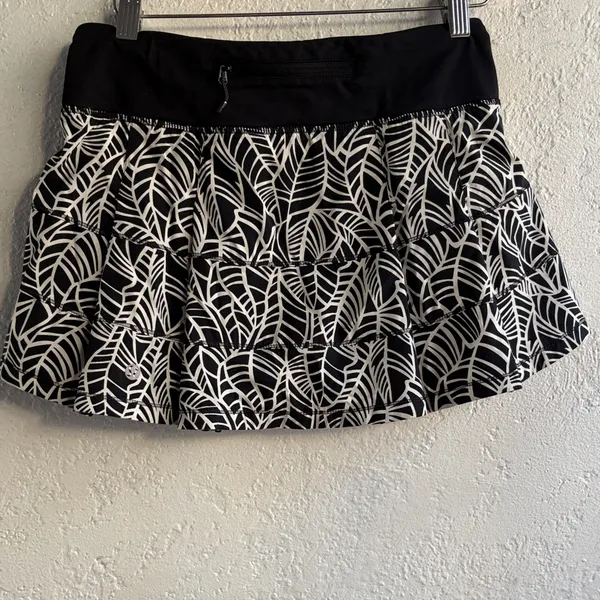 Lululemon Black and White Leaf Print Women's Skirt - Image 2