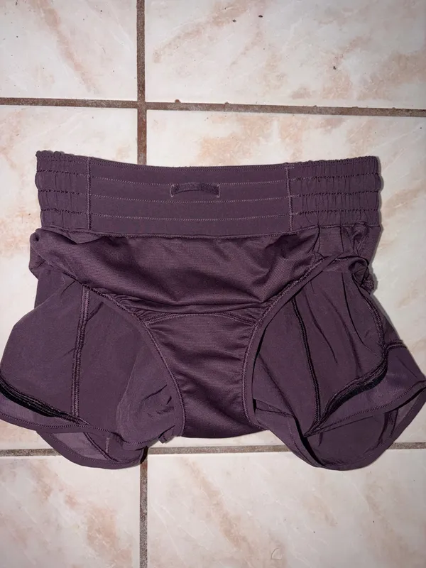 Lululemon Hotty Hot Low-Rise Lined Short 2.5 size 2 - Image 4