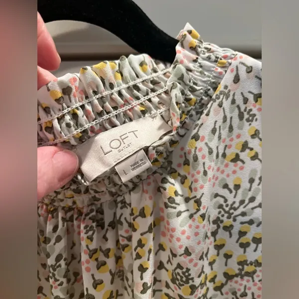 Loft Floral Print Women's Ruffle neck Top EUC Sz L white pink green yellow - Image 3
