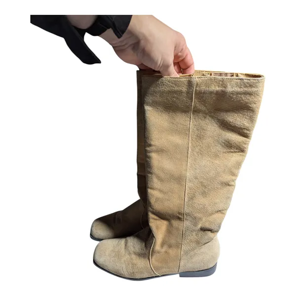 Vtg 1990s Classique Beige Suede Square Toe Knee High Zip Up Flat Sole Boots 9 W - Image 9
