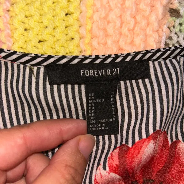 Forever 21 Floral Striped Women's Top Size Small - Image 3