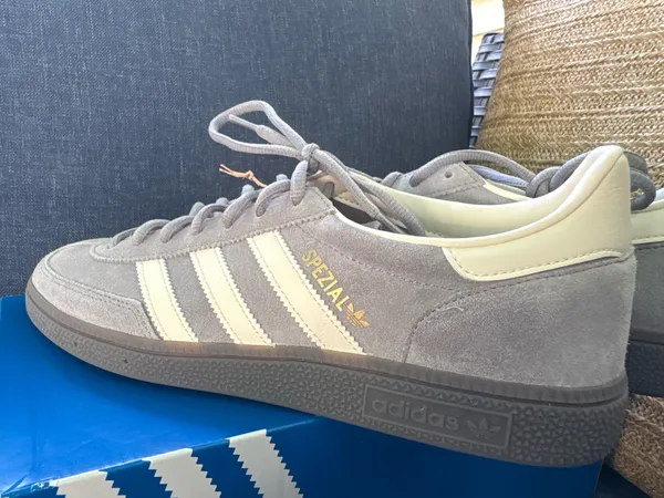 Adidas Sambas unisex 9.5 men, 10.5 women - Image 3