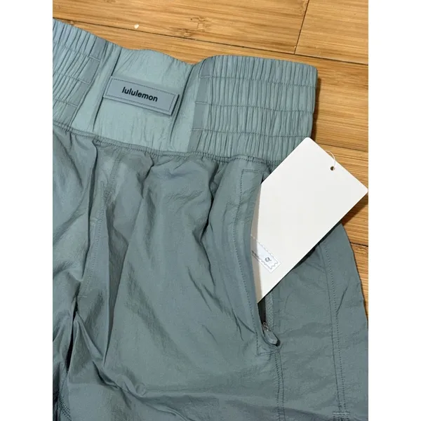 NWT Lululemon women Lightweight Super-High-Rise Training Short 4" CRBU size：2 - Image 3