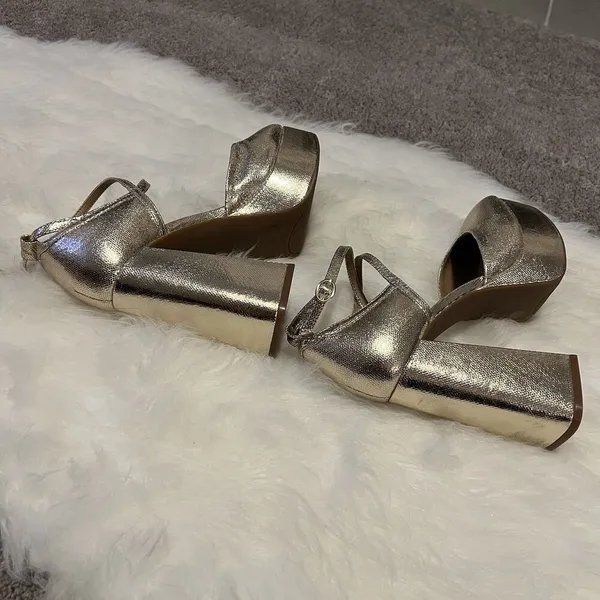 Chelsea‎ & Violet Women’s Pumps 9M Chunky Heels Gold Y2K - Image 4