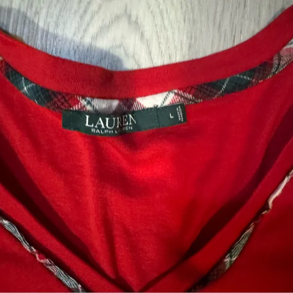Lauren Ralph Lauren Women’s Large V-neck top with a pattern along the neckline - Image 3