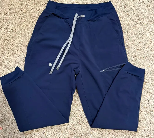 Fabletics High-Waisted Scrub Set Short Navy - Image 6