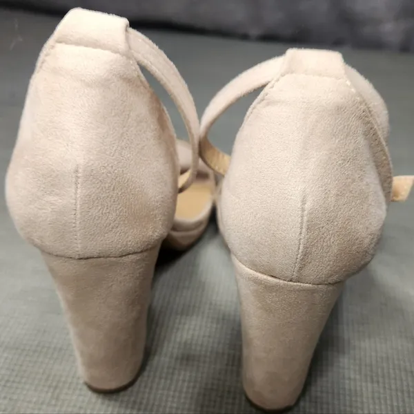 Top Moda Elegant Beige Heels with Gold Accents Size 7 - Image 8
