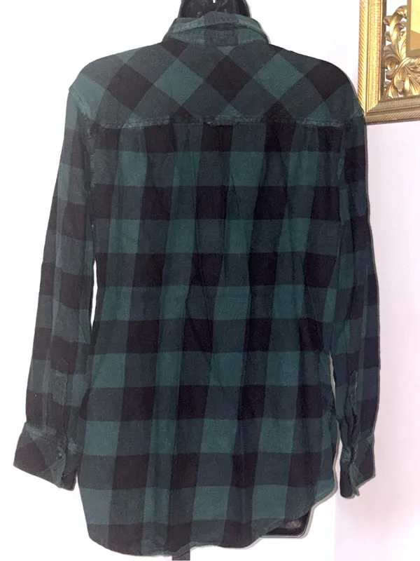 Aritzia TNA Medium Dark Green and Black Plaid Button Down Flannel Shirt - Image 2