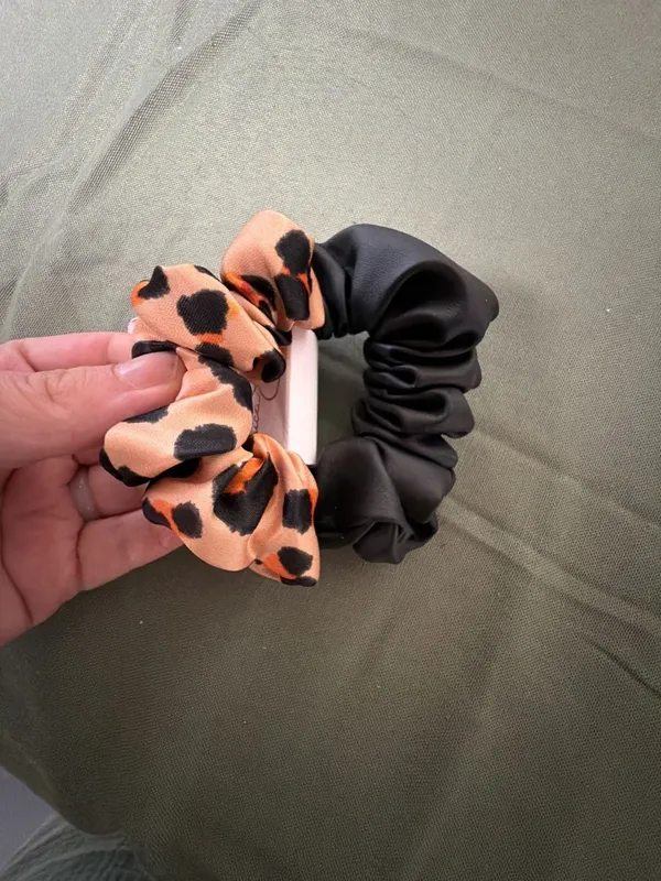 Jessica Simpson 2 pcs Leopard and Black Scrunchies Set - Image 3