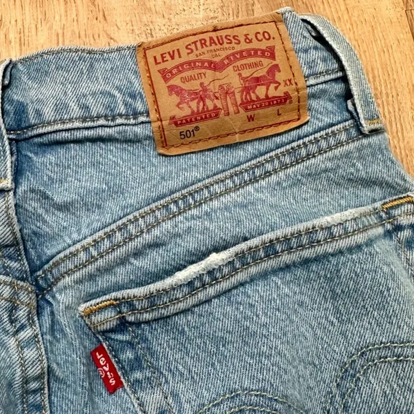LEVI'S | Women's 501 Raw Hem Light‎ Wash Hidden Button Blue Denim Jeans, W24 L28 - Image 4