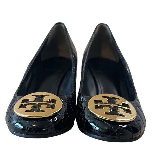 Tory Burch Quinn Quilted Patent Wedge Pumps‎ Black Gold Logo Size 8.5 - Image 3