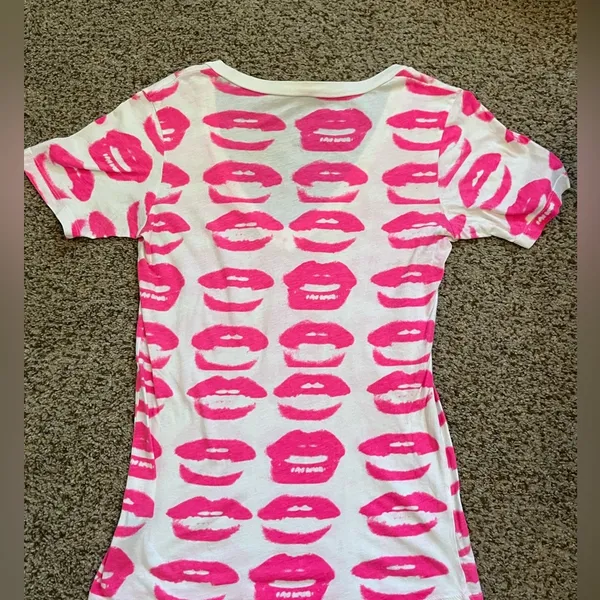 Pink and white lips v neck Size M - Image 2