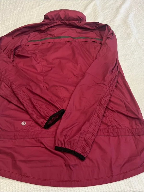 Lululemon burgundy windbreaker jacket 4 women - Image 3
