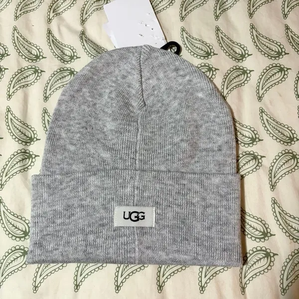 UGG Winter Soft Heather Gray Ribbed Knit Cuff Logo Beanie OS NWT - Image 2
