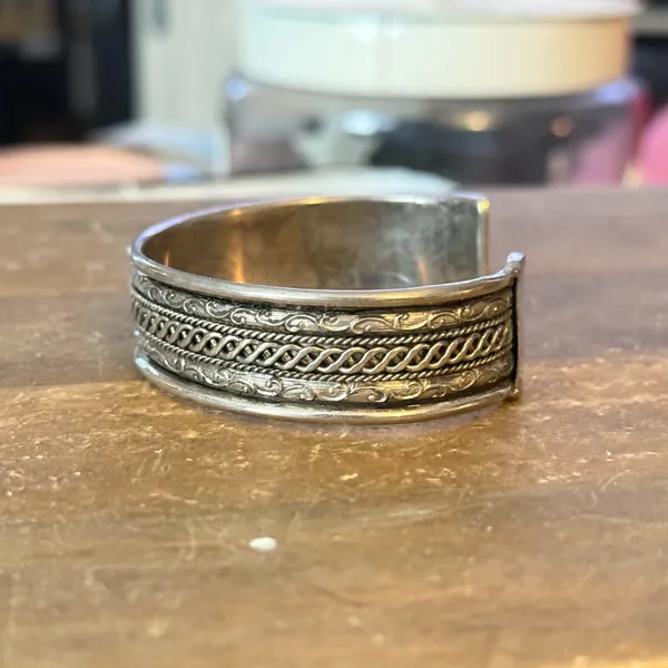 Vintage silver plated textured cuff bracelet - Image 5