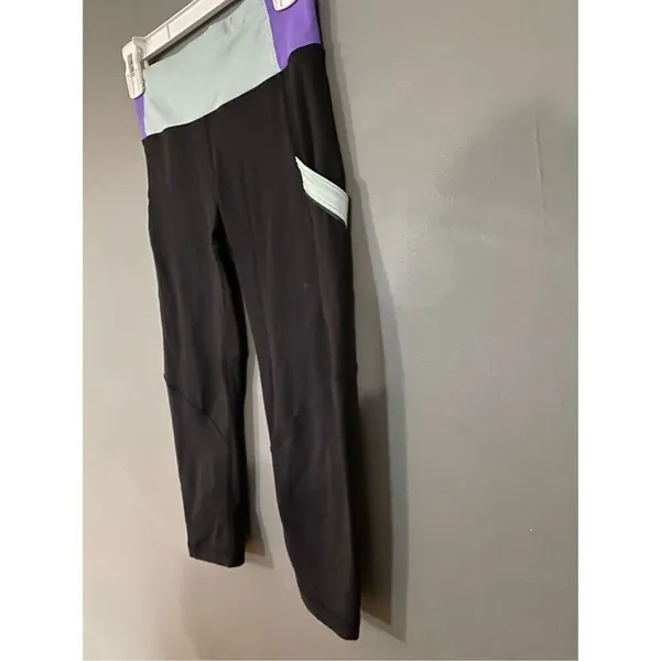 Lululemon Black Mid Rise Capri’s With Pockets Size 2 - Image 4