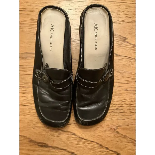 AK Anne Klein Black Leather Slip-On Mule Heels Closed Toe Button 7.5M - Image 8