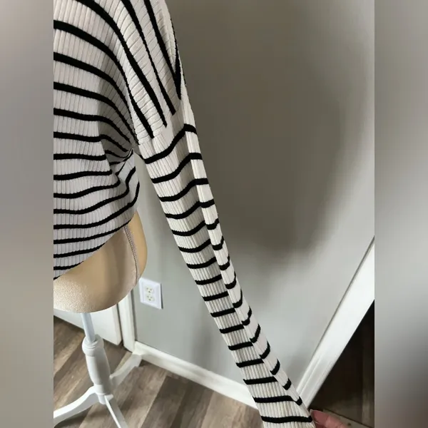 Abercrombie & Fitch Woman’s White & Black Striped Cotton Swearer Size Large - Image 6