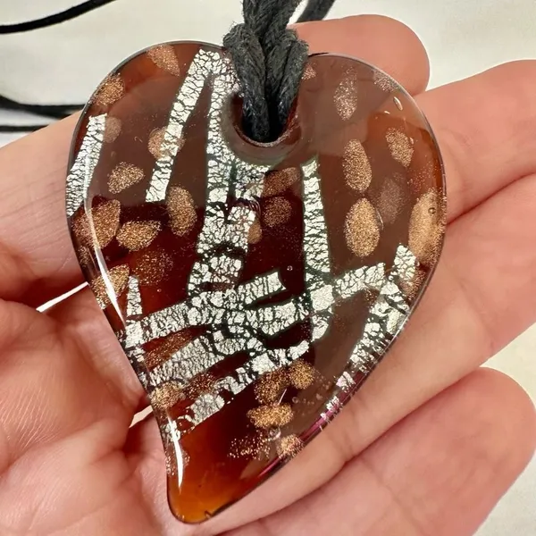 Brown glass heart pendant necklace on cord - Image 6