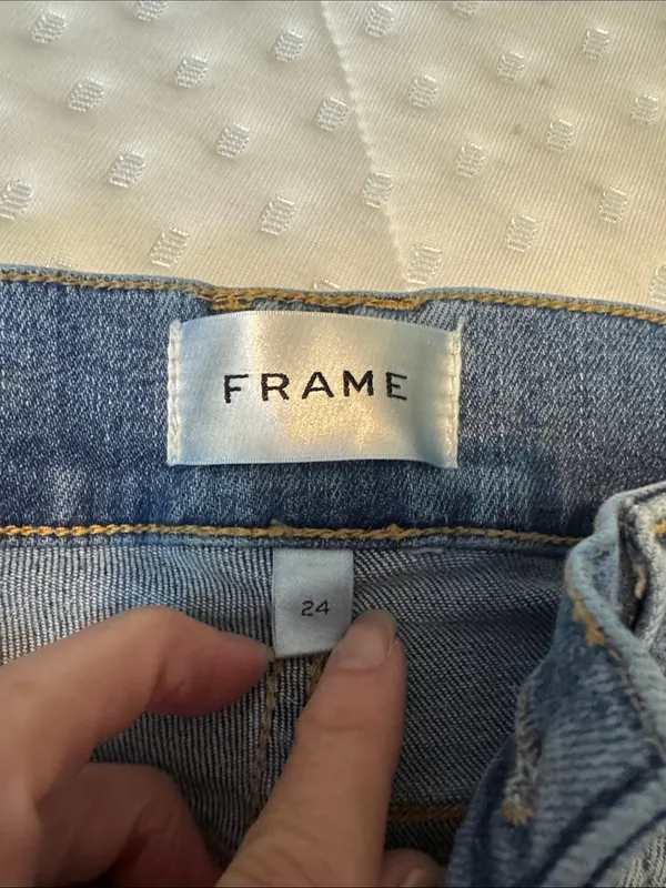 Frame Denim Wide-Leg Jeans in Medium Blue Wash - Image 3
