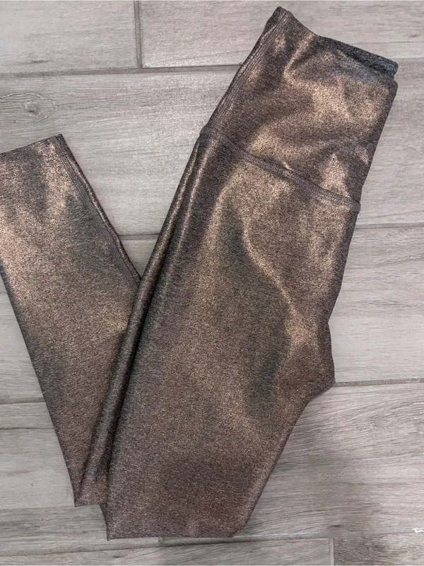 Beyond Yoga Dusted High Waisted Midi legging in Rose Gold size Small - Image 5