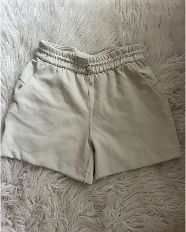 Lululemon Softstreme Shorts 4" - Image 2