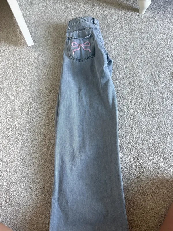Edikted Raelynn Washed Low-Rise Jeans - Image 2
