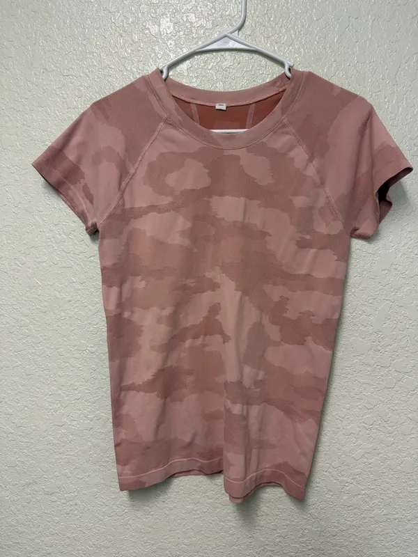 ATHLETA Momentum Seamless Camo Tee in Blush Pink Camo Estimated Size Medium - Image 5