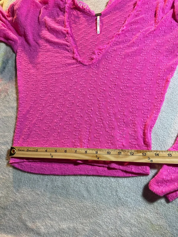 Free People dream girl hot pink top vneck lace XS - Image 4